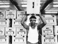 ave-bonar-photo_lower-rio-grande-valley_man-with-box-of-cantaloupe