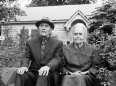 ave-bonar-photography-old-couple-on-steps